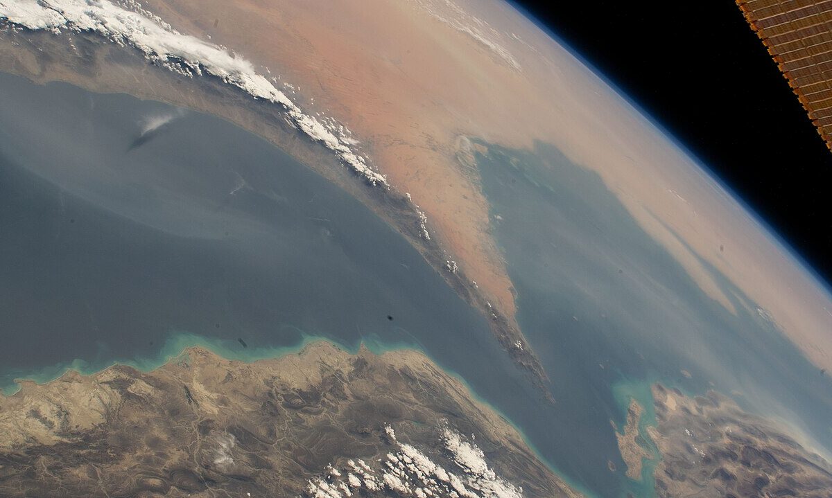 مضيق هرمز الذي يربط خليج عُمان بالخليج العربي كما يبدو من الفضاء
