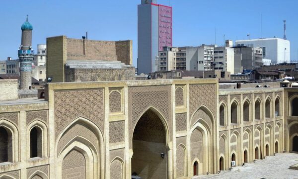 العراق يخفض قيمة الدينار نحو 15% لتأمين الرواتب وسط ارتباك في الأسواق